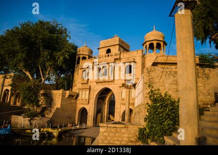 Gadsisar Sagar See in Jaisalmer Rajasthan, schöne Aussicht auf Sonnenaufgang am Gadsisar Sagar See von Rajasthan Indien Stockfoto