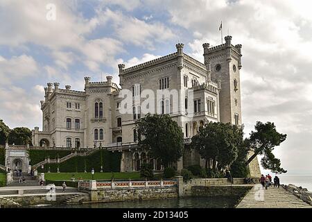 An der Küste in der Nähe von triest befindet sich die Burg von miramare Attraktion von vielen Touristen, die sich entscheiden, durch zu gehen Der Golf von triest Stockfoto