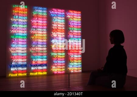 London, Großbritannien, 5. Oktober 2020: Die Arbeiten des amerikanischen Künstlers Bruce Nauman werden in einer neuen Ausstellung in der Tate Modern, London, untersucht. Mit Projektionen, Neons, Videoinstallationen und Skulpturen stammt die Arbeit aus den 1960er Jahren. 'One Hundred Live and die' stammt aus dem Jahr 1984. Rachel Royse/Alamy Live News Stockfoto