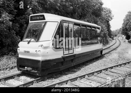 Stourbridge, Großbritannien - 2018: Ein Eisenbahnbus (Klasse 139), der von West Midlands Zügen an der Stourbridge-Zweiglinie für den Nahverkehr betrieben wird. Stockfoto