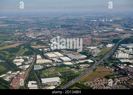 Eine Luftaufnahme des Industrieguts Normanton, das die Autobahn M62 überspannt, West Yorkshire, Nordengland, Großbritannien Stockfoto