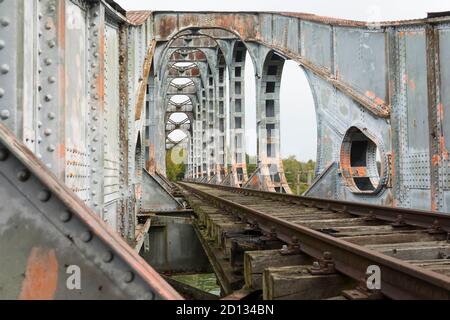 Verlassene Eisenbahnbrücke aus Gusseisen in Belgien Stockfoto