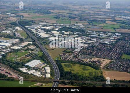 Eine Luftaufnahme des Industrieguts Normanton, das die Autobahn M62 überspannt, West Yorkshire, Nordengland, Großbritannien Stockfoto