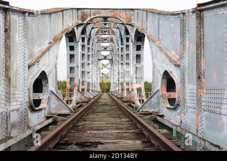 Verlassene Eisenbahnbrücke aus Gusseisen in Belgien Stockfoto