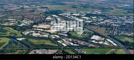 Eine Luftaufnahme des Industrieguts Normanton, das die Autobahn M62 überspannt, West Yorkshire, Nordengland, Großbritannien Stockfoto