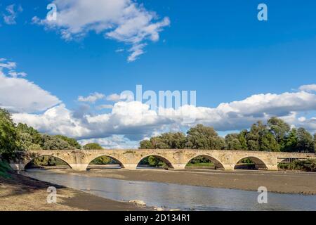 Die alte Ponte Buriano über dem Fluss Arno im Landkreis Arezzo, Toskana, Italien, an einem sonnigen Tag Stockfoto