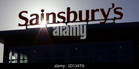 Sainsbury's Supermarkt in der Abenddämmerung, Market Harborough, East Midlands, England, Großbritannien Stockfoto