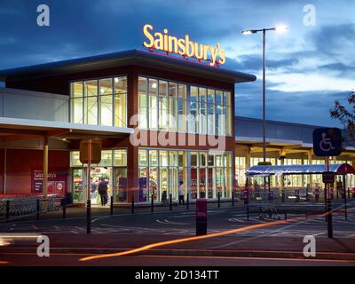 Sainsbury's Supermarkt in der Abenddämmerung, Market Harborough, East Midlands, England, Großbritannien Stockfoto