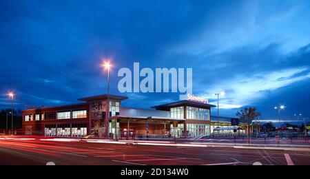Sainsbury's Supermarkt in der Abenddämmerung, Market Harborough, East Midlands, England, Großbritannien Stockfoto