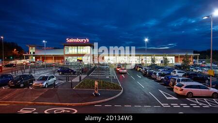 Sainsbury's Supermarkt in der Abenddämmerung, Market Harborough, East Midlands, England, Großbritannien Stockfoto