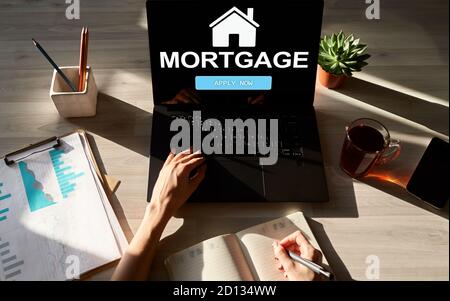 Hypothek Online-Antragsformular auf dem Bildschirm des Geräts. Geschäfts- und Finanzkonzept Stockfoto