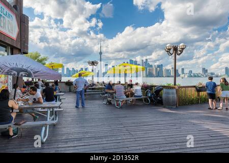 Toronto Blick auf die Stadt vom Restaurant in Central Island in Toronto, Kanada Stockfoto
