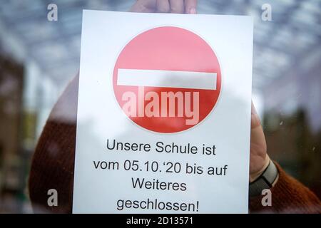 Lemwerder, Deutschland. Oktober 2020. Am Eingang einer Grundschule befindet sich eine Notiz mit der Aufschrift "Unsere Schule ist ab 05.10.2020 bis auf weiteres geschlossen! Der Wesermarsch hat alle Schulen, Kindergärten und Kindertagesstätten in der Gemeinde Lemwerder wegen mehrerer Corona-Fälle geschlossen. Quelle: Sina Schuldt/dpa/Alamy Live News Stockfoto