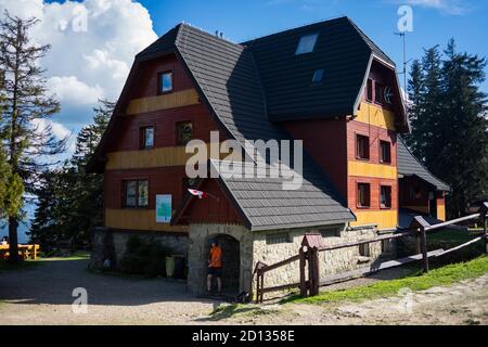 ZABNICA, POLEN - 02. Jun 2019: Berghütte in den polnischen Bergen der Beskiden Stockfoto