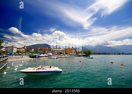 VEVEY, SCHWEIZ - 15. Jul 2016: Preciosa escena de lago y montana. Cielo bonito azul con nubes blancas. Barca de recreo amarrada en el puerto del Stockfoto