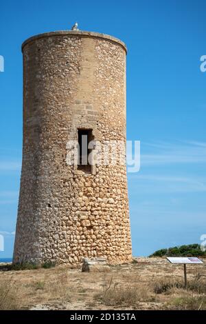 MALLORCA, SPANIEN - 17. Juli 2020: Mallorca, Spanien 17. Juli 2020. Der Torre de Cala Manacor. Stockfoto