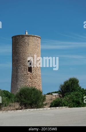 MALLORCA, SPANIEN - 17. Juli 2020: Mallorca, Spanien 17. Juli 2020. Der Torre de Cala Manacor. Stockfoto