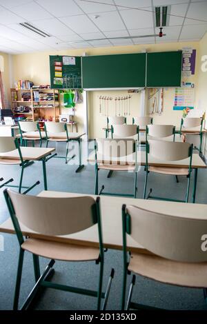 Lemwerder, Deutschland. Oktober 2020. In einem verlassenen Klassenzimmer einer Grundschule werden die Stühle hoch oben aufgestellt. Der Wesermarsch hat alle Schulen, Kindergärten und Kindertagesstätten in der Gemeinde Lemwerder wegen mehrerer Corona-Fälle geschlossen. Quelle: Sina Schuldt/dpa/Alamy Live News Stockfoto