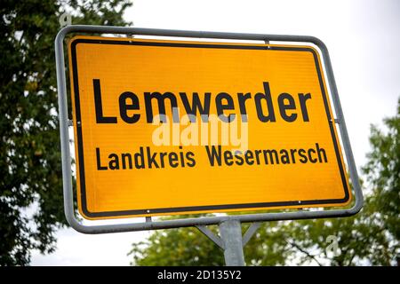 Lemwerder, Deutschland. Oktober 2020. Das Ortsschild der Gemeinde Lemwerder. Der Landkreis Wesermarsch hat wegen mehrerer Corona-Fälle alle Schulen, Kindergärten und Kindertagesstätten in der Gemeinde Lemwerder geschlossen. Quelle: Sina Schuldt/dpa/Alamy Live News Stockfoto