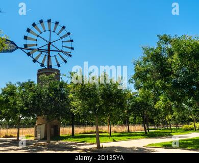 MALLORCA, SPANIEN - 17. Juli 2020: Mallorca, Spanien 17. Juli 2020. Eine typische alte Windmühle. Stockfoto