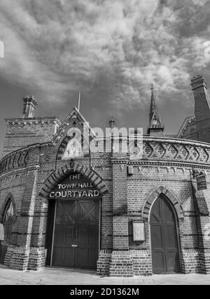 Schwarz-Weiß-Landschaft von Wokingham Town Hall, Town Hall Courtyard, Wokingham, Berkshire, England, Großbritannien, GB. Stockfoto