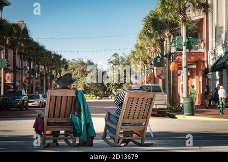 Zwei ältere Herren Tasche einen guten Platz als Abend fällt, um die Halloween-Feierlichkeiten in Celebration, Florida zu beobachten Stockfoto