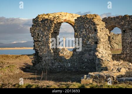 Keltische Kreuzung durch die Ruinen der St. Dwynwen's Church, Llanddwyn, Anglesey, Wales Stockfoto