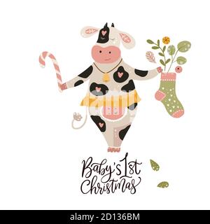 Weihnachten niedlichen Cartoon Kuh. Vektor-Poster mit handgezeichneter Schrift - Baby First Christmas. Grußkarten- und Bekleidungsdruck auf Weiß. Neujahr 2021. Stock Vektor