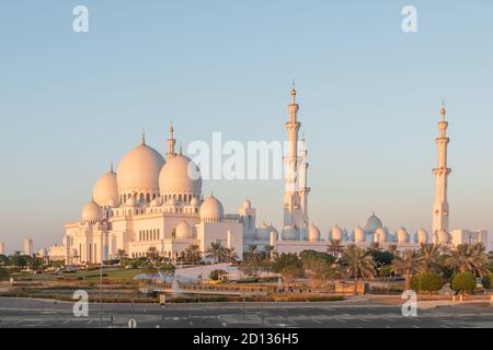 Scheich Zayed große Moschee bei Sonnenuntergang in Abu Dhabi, VAE Stockfoto