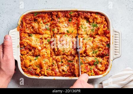 Traditionelle italienische gebackene Lasagne mit Fleisch und Käse in Gericht. Konzept der italienischen Küche. Stockfoto