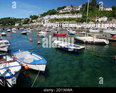 Blick flussaufwärts vom Hafen in West Looe, Cornwall. Stockfoto