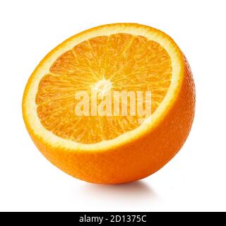 Die Hälfte der orangefarbenen Früchte auf weißem Hintergrund isoliert Stockfoto