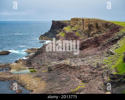 Küstenfelsen bei Eshaness auf Shetland, Schottland, Großbritannien - die Felsen sind von der Eshaness vulkanischen Formation - Andesit, Augit - unbändiges Gestein Stockfoto