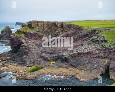 Küstenfelsen bei Eshaness auf Shetland, Schottland, Großbritannien - die Felsen sind von der Eshaness vulkanischen Formation - Andesit, Augit - unbändiges Gestein Stockfoto