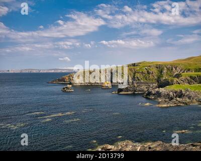 Küstenklippen und Landschaft in Fethaland an der Nordküste von Northmavine, Shetland, Schottland, Großbritannien - aufgenommen an einem ruhigen, sonnigen Tag im Sommer Stockfoto