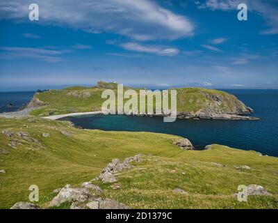 Landschaftsansicht des Strandes und der Isle Fethaland über den Wick of Breibister im Norden von Festland, Shetland, Schottland, UK - aufgenommen an einem sonnigen Tag Stockfoto
