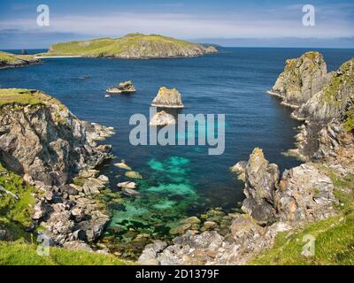 Küstenklippen und Landschaft in Fethaland an der Nordküste von Northmavine, Shetland, Schottland, Großbritannien - aufgenommen an einem ruhigen, sonnigen Tag im Sommer Stockfoto