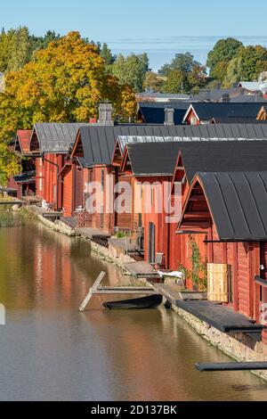 Alte rote Holzhäuser in der Altstadt von Porvoo, Finnland Stockfoto