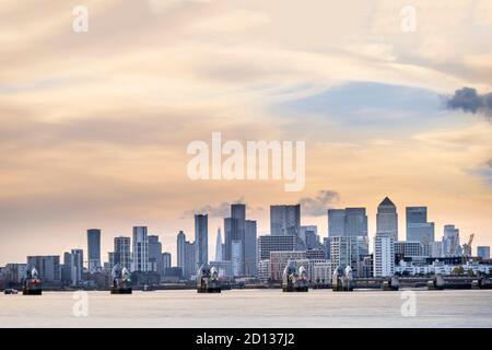 London, die Thames Barrier und die Skyline des Docklands Financial District Stockfoto