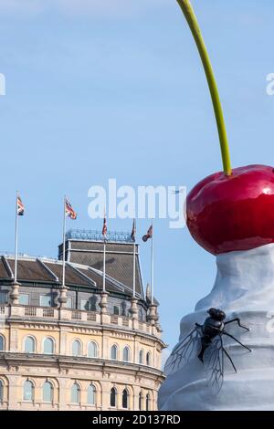 Großbritannien, London, Heather Phillipsons The End-Skulptur - ein Schlagsahne-Eisbecher mit einer riesigen Fliege, die auf dem vierten Sockel des Trafalgar Square schmilzt. 2020 Stockfoto