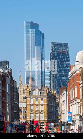 Busse auf der Borough High St an der Southwark St, mit der Southward Cathedral und dem Leadenhall Bldg & 22 Bishopsgate Towers im CBD der City of London, Sommertag Stockfoto