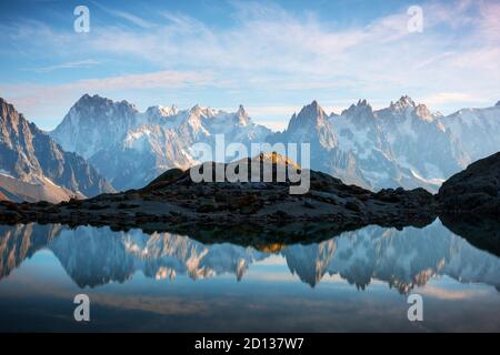 Unglaubliche Aussicht auf klares Wasser und Himmel Reflexion über Chesery See (Lac De Cheserys) in Frankreich Alpen. Monte Bianco Berge im Hintergrund. Landschaftsfotografie, Chamonix. Stockfoto