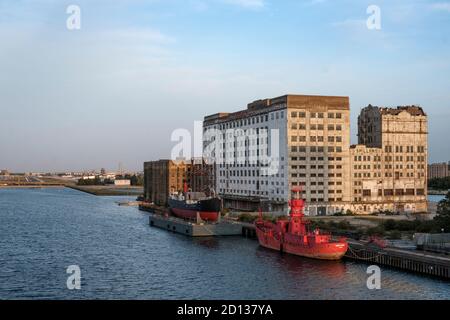 Erhöhter Blick auf den Flughafen City of London, die verödneten Millenium Mehlmühlen und das Royal Victoria Dock, docklands, London, Großbritannien Stockfoto