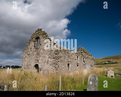 Die Ruinen von Olnafirth Kirk und alte Grabsteine in Voe, Shetland Stockfoto
