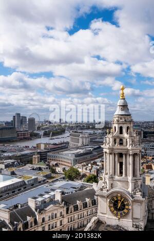 Blackfriars Bridge, Southwark & South Bank of Thames: Blick nach Westminster mit St. Paul's Cathedral Uhrenturm und Unilever-Haus im Vordergrund Stockfoto