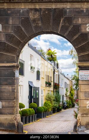 Großbritannien, London, Kensington und Chelsea. Bunte Hütten auf Kynance Mews in Chelsea Stockfoto