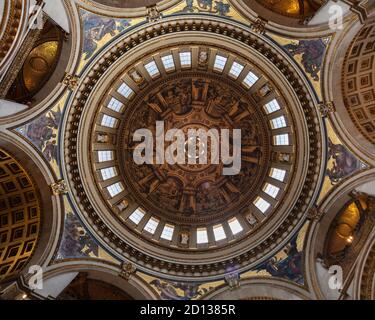 London, Großbritannien. Die bemalte Kuppel von James Thornhill im Inneren der St. Paul's Cathedral, entworfen von Sir Christopher Wren Stockfoto