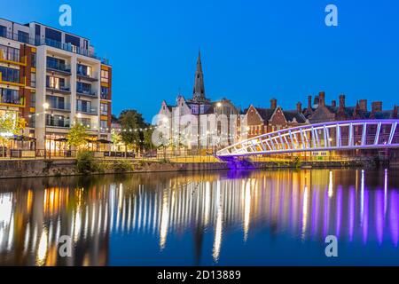 Das Stadtzentrum von Bedford bei Nacht mit dem Great Ouse River und dem Turm der St. Paul's Church Stockfoto