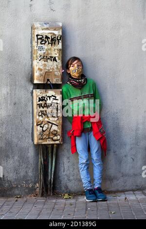 11-jähriger Junge trägt Gesichtsmaske / Abdeckung. Stockfoto