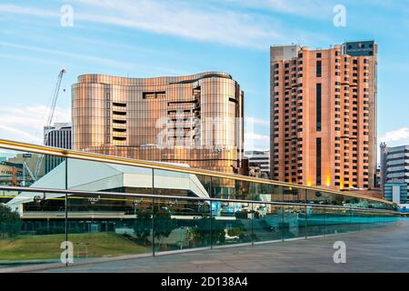 Adelaide, South Australia - 7. September 2020: Neues Casino SkyCity Gebäude zusammen mit InterContinental Hotel Adelaide Blick über Torrens Fluss in s Stockfoto